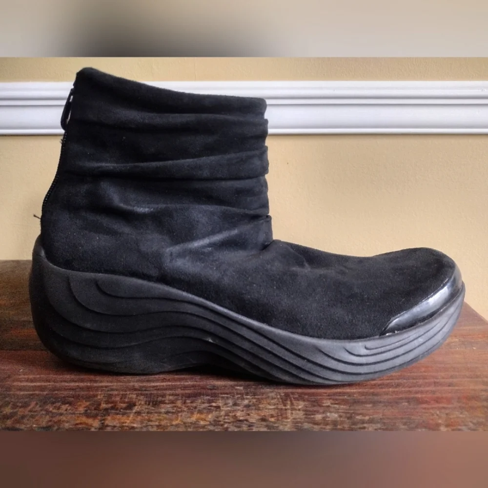 BZees Black Suede Zizzle Ankle Boots Size 11 - Picture 5 of 10